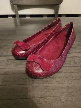 Vionic Burgundy Croc-Embossed Bow Flats